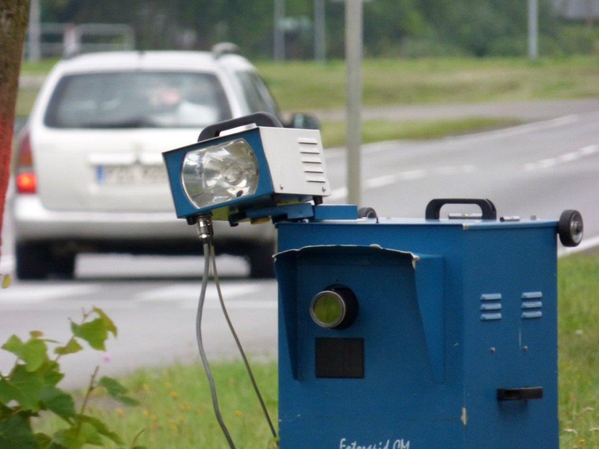 Po nowym roku fotoradary staną w komendzie. Będą… udawać eksponaty