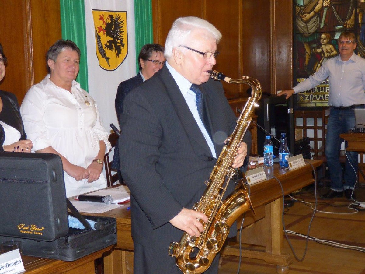 Saksofon, podróż bez biletu i wycinka drzew