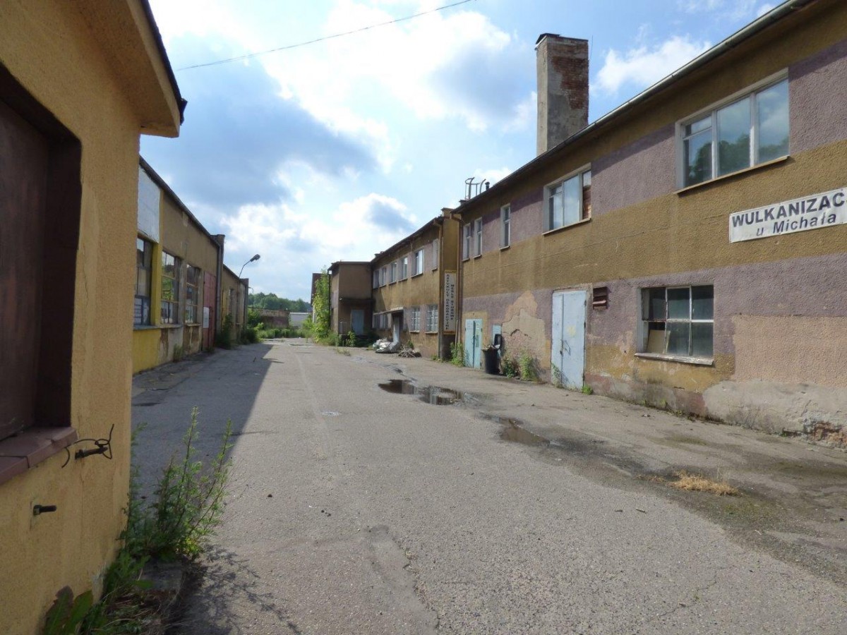 Warsztat, socjal, garaż, dwie portiernie i plac po sklepie na drugim przetargu