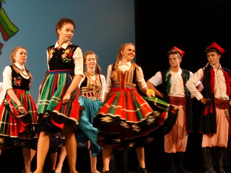 Kolorowo i międzynarodowo na scenie w kinie Wolność