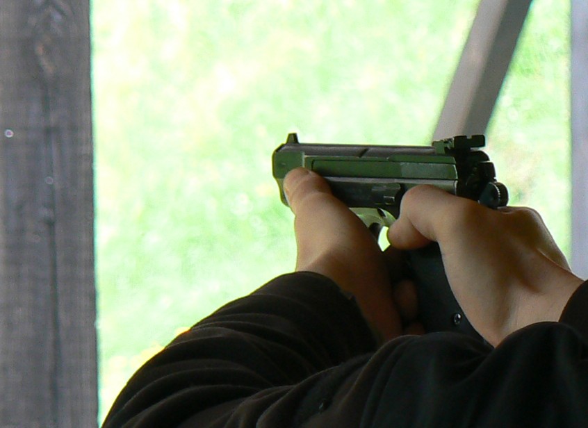Przystawił pistolet do głowy ochroniarzowi. Chciał ukraść trzy butelki wódki