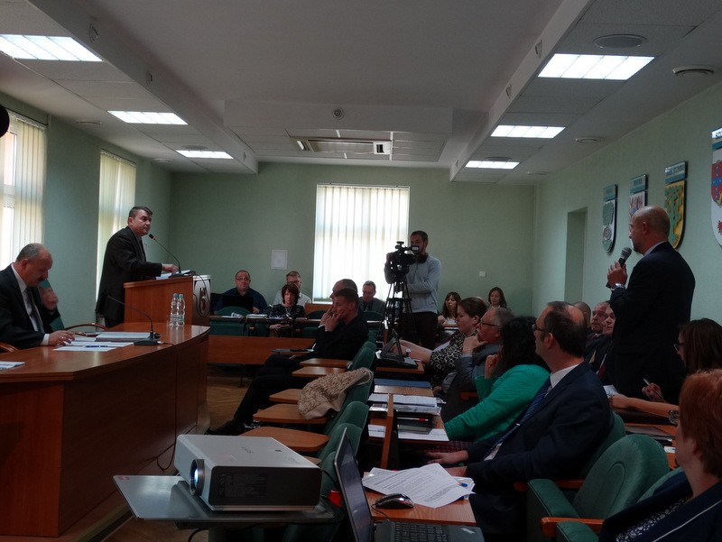 Szpital, sygnalizacja, drogi powiatowe i deszczówka
