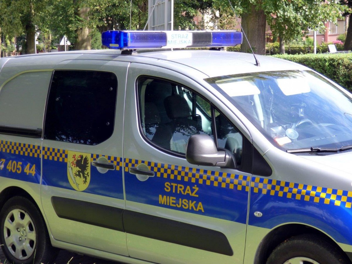 Libacje, awantury i zabawy w pustostanie