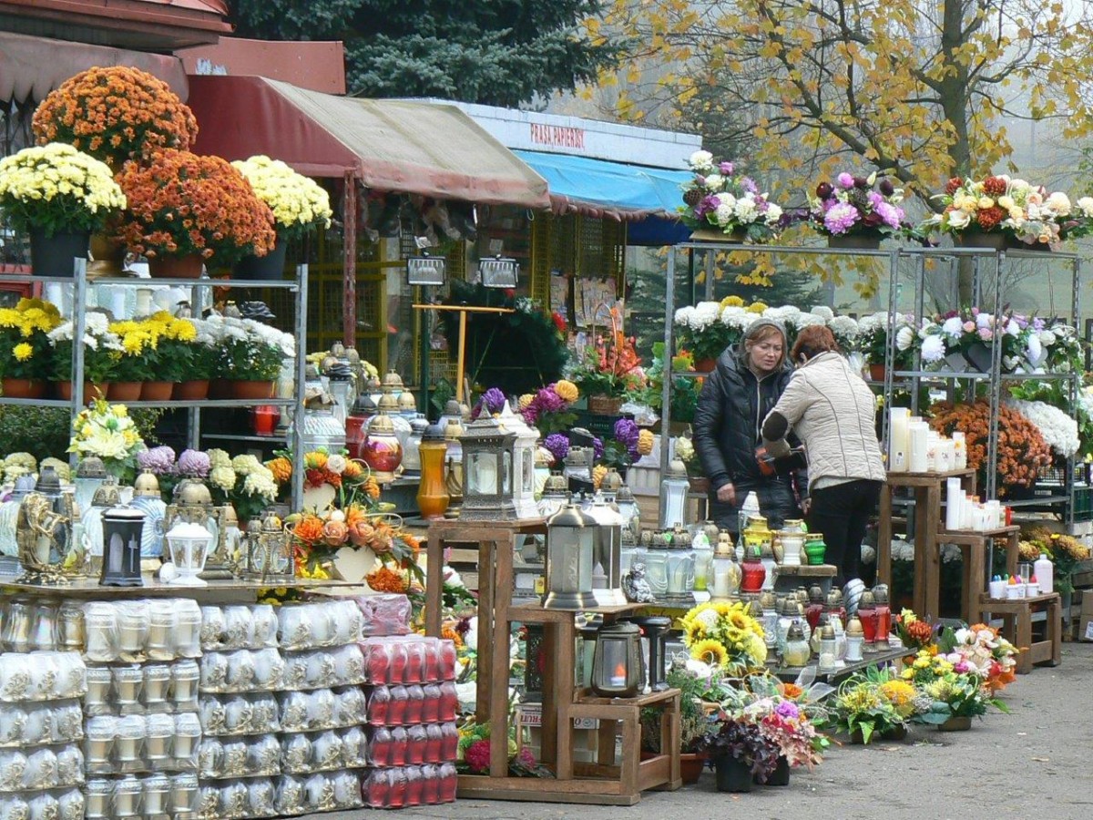 Handel na Wszystkich Świętych: W kiosku, na targu i w automacie