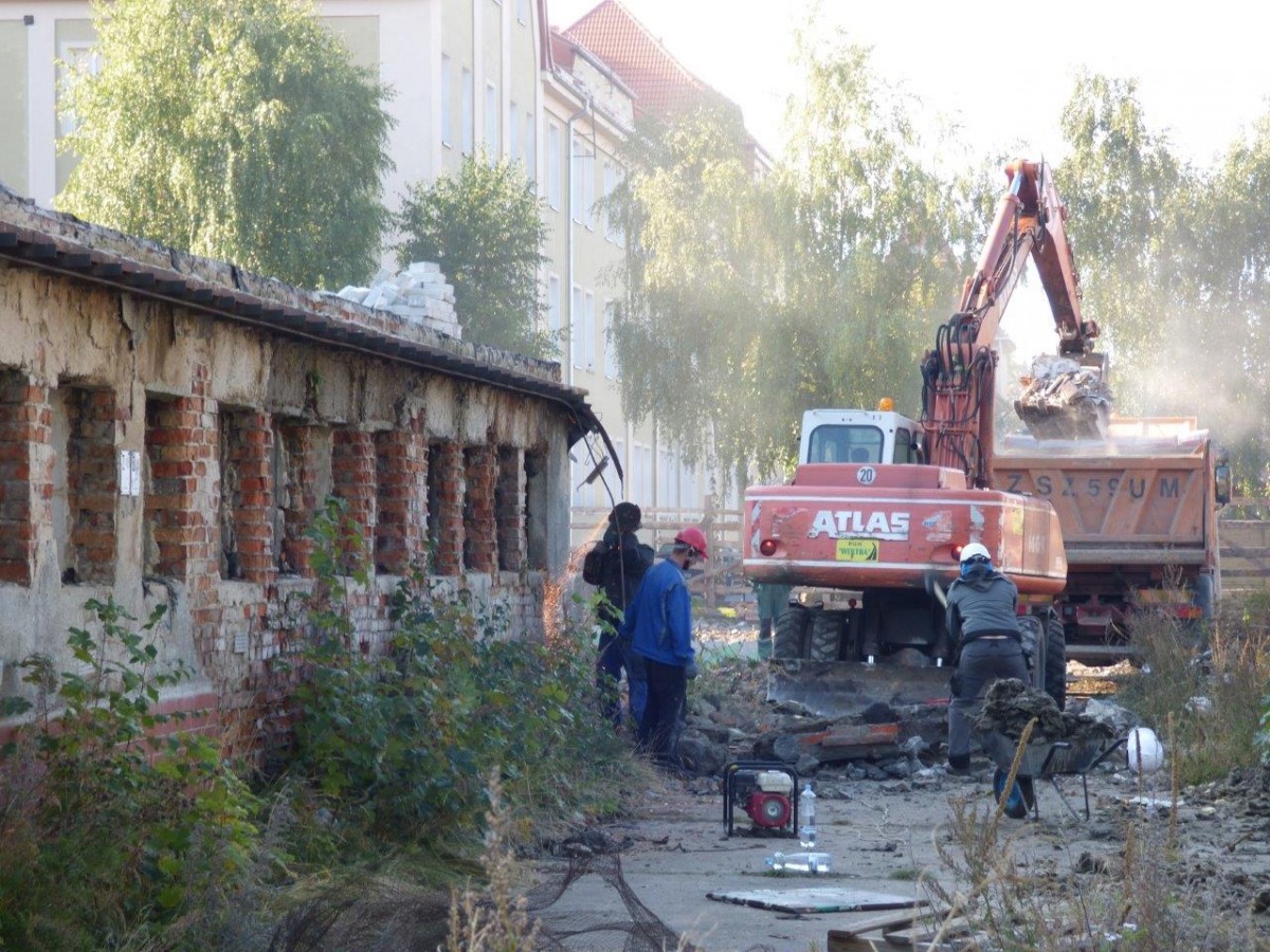 Za halę Myśliwską „wziął” się ciężki sprzęt