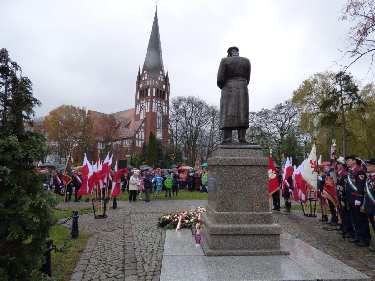 Szczecineckie uroczystości pod pomnikiem Marszałka Józefa Piłsudskiego