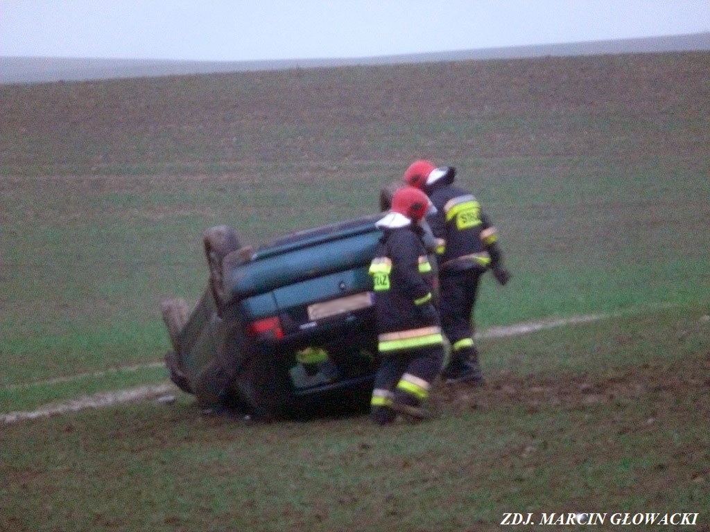 Seat dachował na 