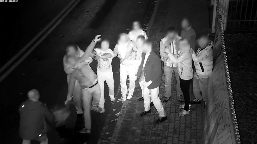Bójka przed klubem. Biją się wszyscy, panie też
