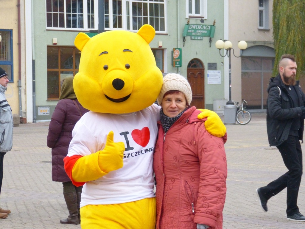 Żółty miś przytulał ludzi w centrum Szczecinka