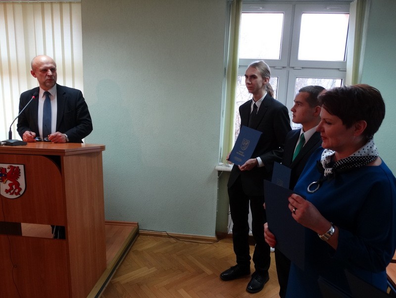 Najlepsi w powiecie wyróżnieni przez starostę. Posłowie deklarują współpracę, radni bez pytań