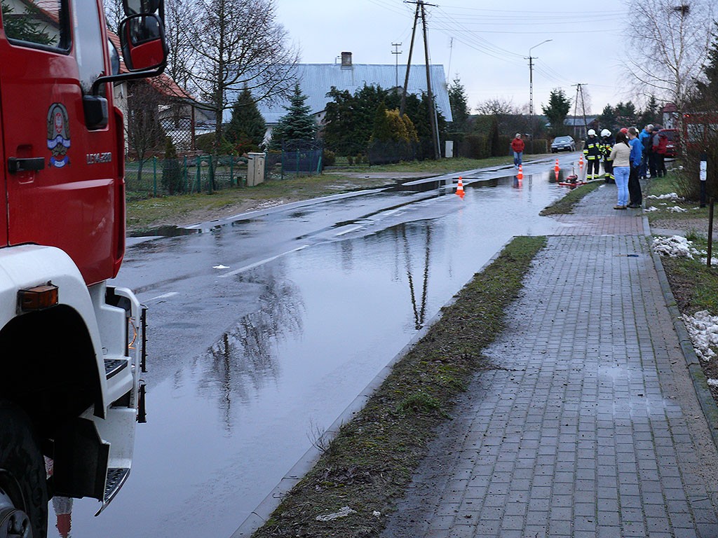 Zalany pas jezdni utrudniał ruch na 