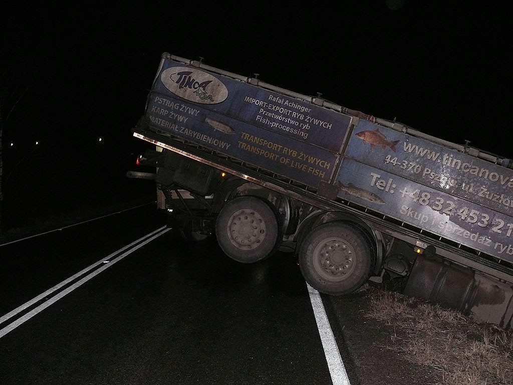 Uwaga, gołoledź! Na DK11 ciężarówka w rowie, dachowanie na Trzesieckiej