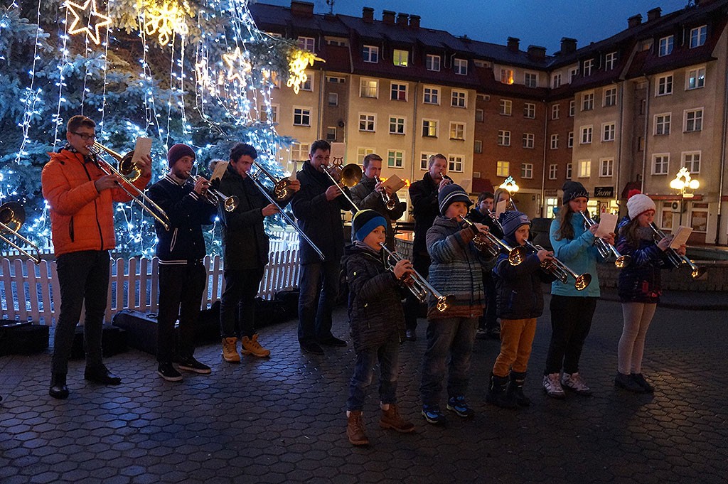 Pod choinką trąbią kolędy