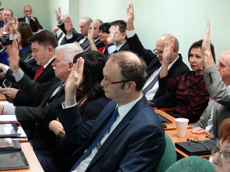 Powiat z przyjętym budżetem. Dyskusja o Kronospanie i pierogach