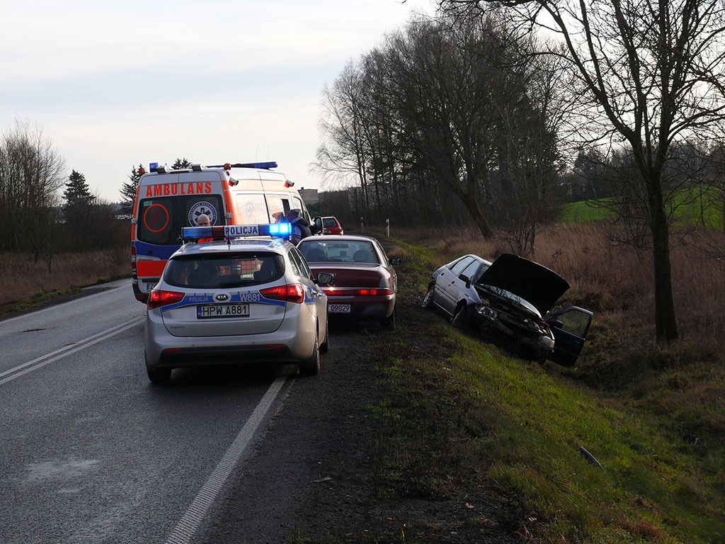 Na drogach ślisko. Ford w rowie