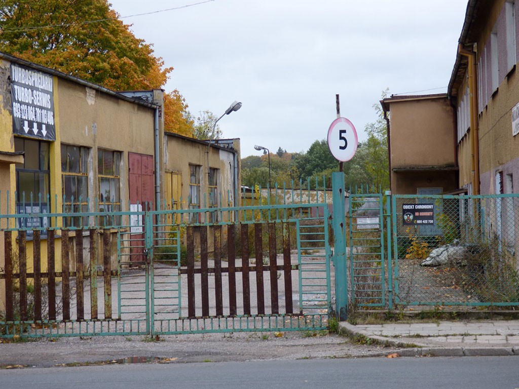 Warsztaty, garaż, dwie portiernie i plac po sklepie do kupienia za 1,5 mln zł