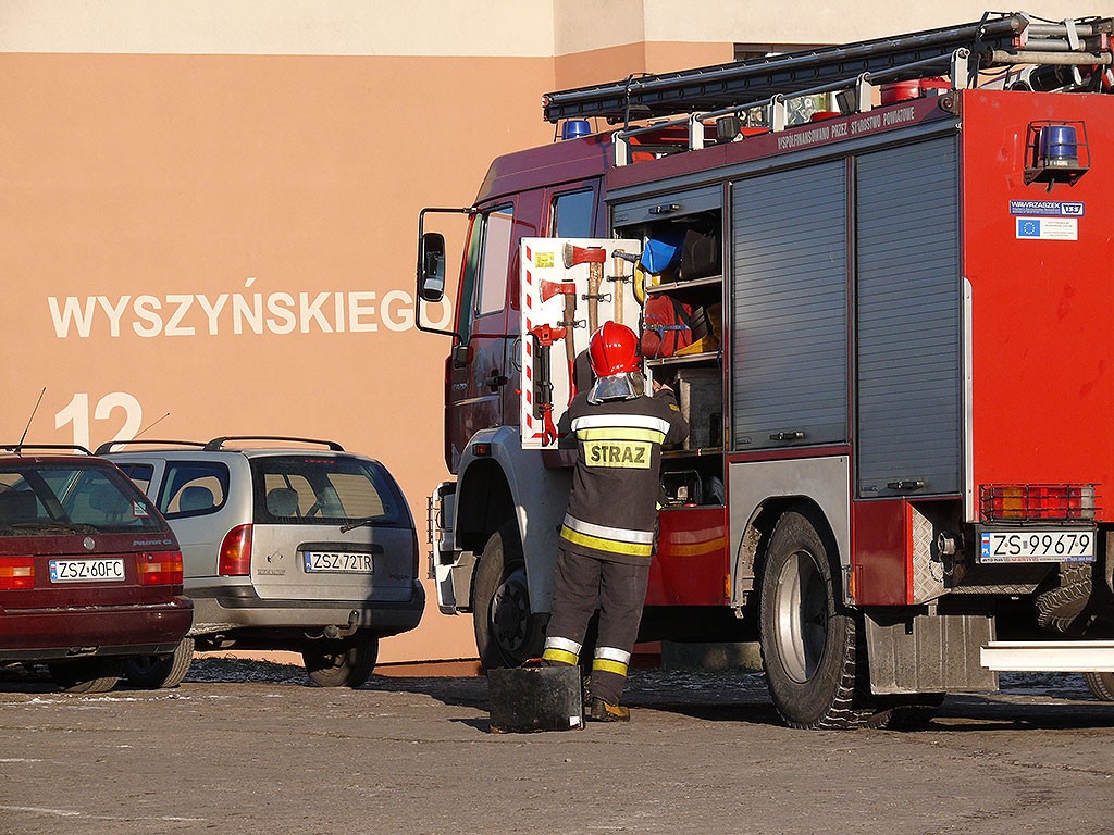 Straż wyważała drzwi do mieszkania