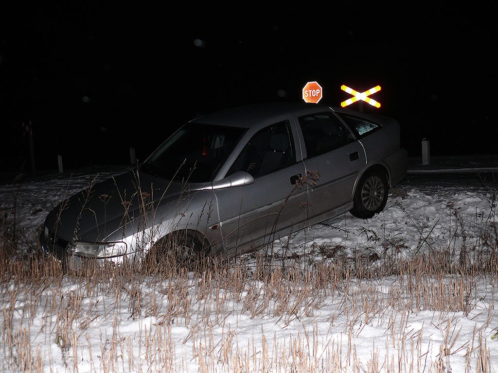 Opel wpadł do rowu