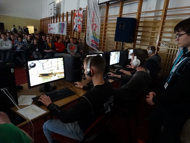 Dwustu siedzi i gra (wideo)