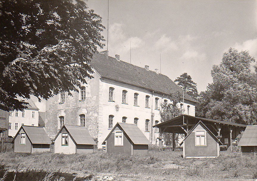 Zamek, wojsko i domki kempingowe