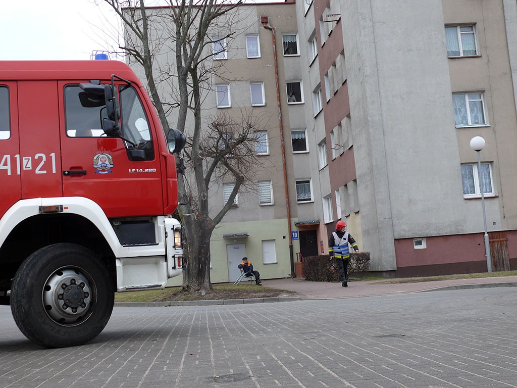 Poszła po zakupy, a sąsiadom się wydawało, że zasłabła