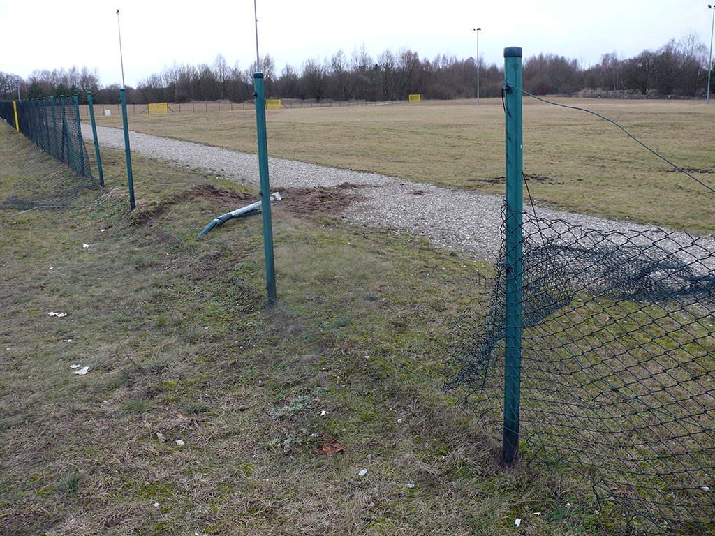 Coś rozwaliło płot na placu koncertowym