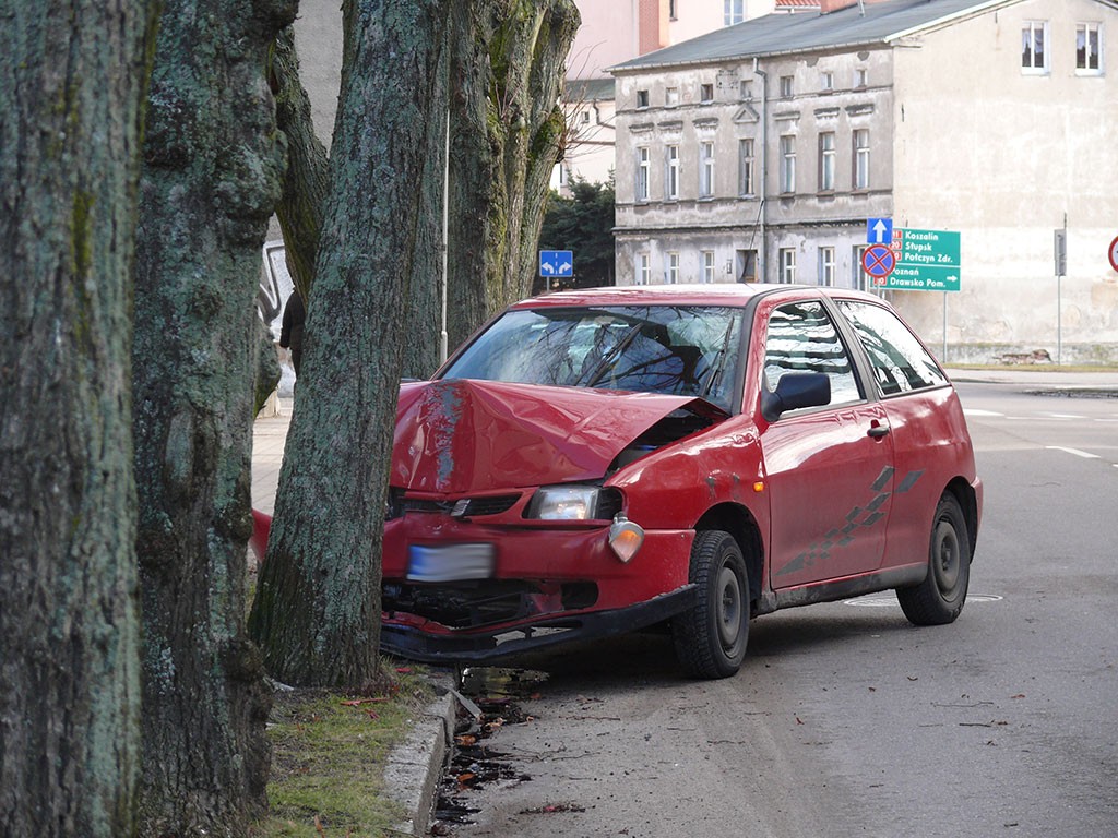 Twierdzi, że uniknął potrącenia dzieci, uderzył w drzewo