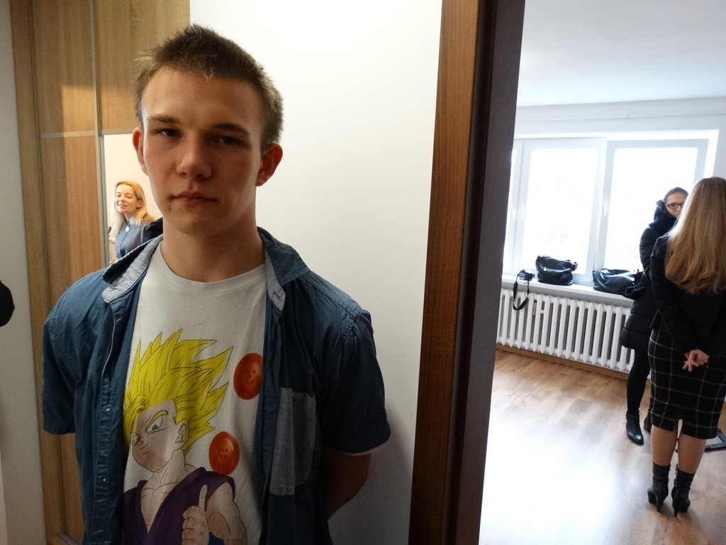 Wychowanek domu dziecka zamieszkał w nowym mieszkaniu. 