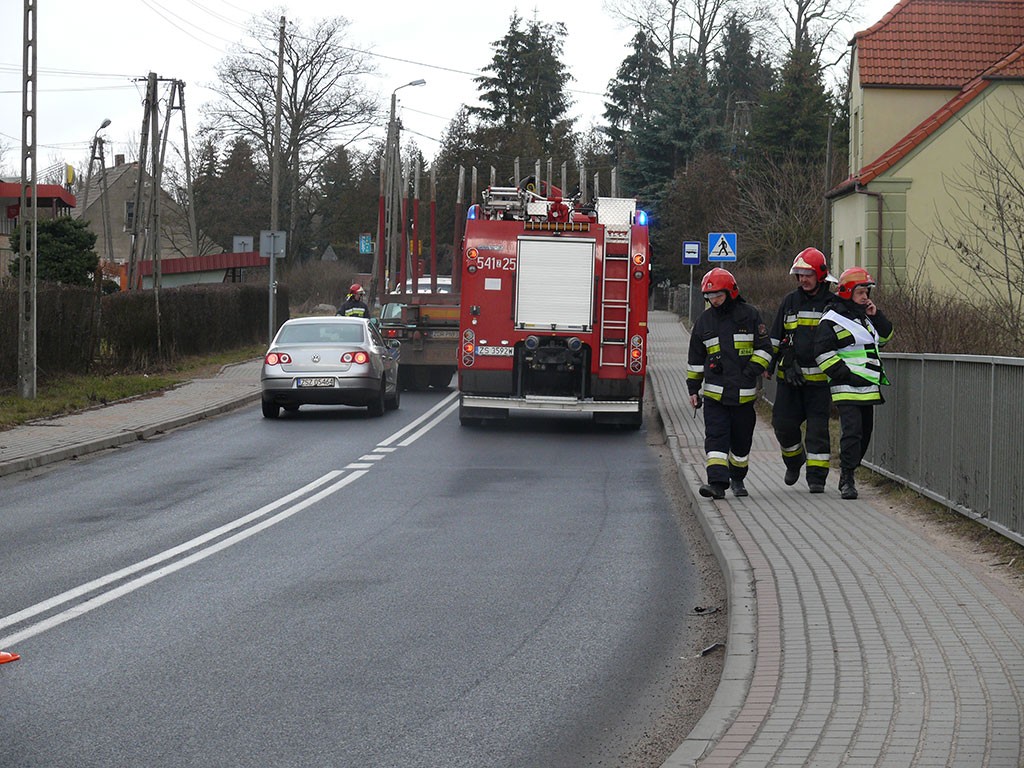 Ropa na jezdni w Jeleniu