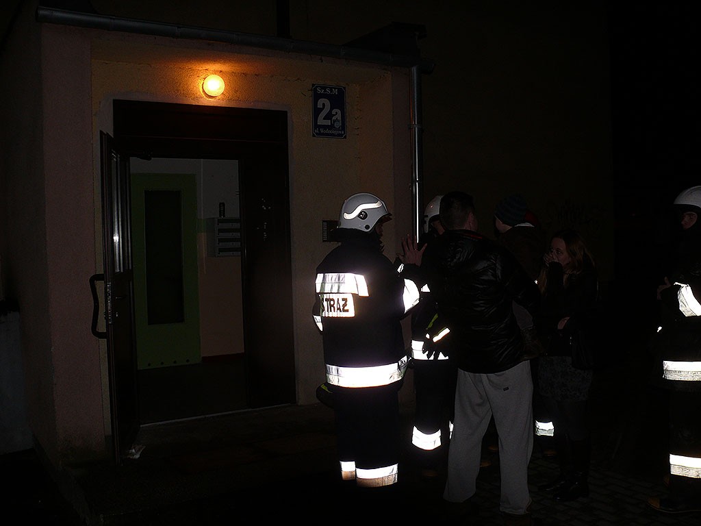 Gaz pieprzowy na klatce schodowej