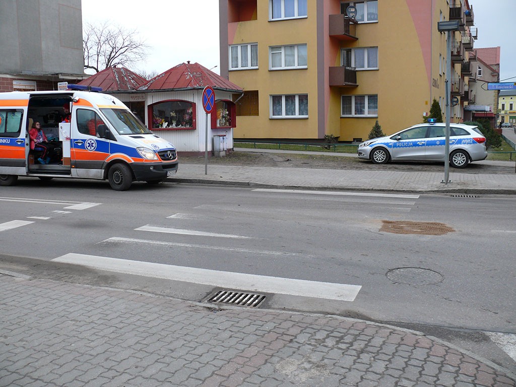 Potrącenie dziewczynki na środku przejścia dla pieszych