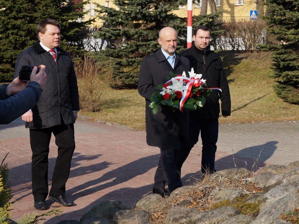 Kwiaty pod pomnikiem Zdobywców Wału Pomorskiego
