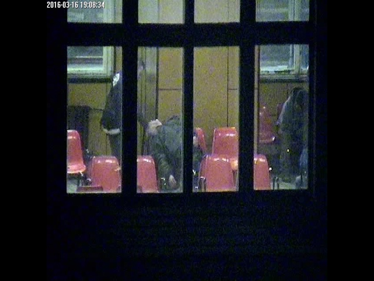 Skopali i obsikali człowieka na dworcu PKP. Po dwóch godzinach byli już na wolności!