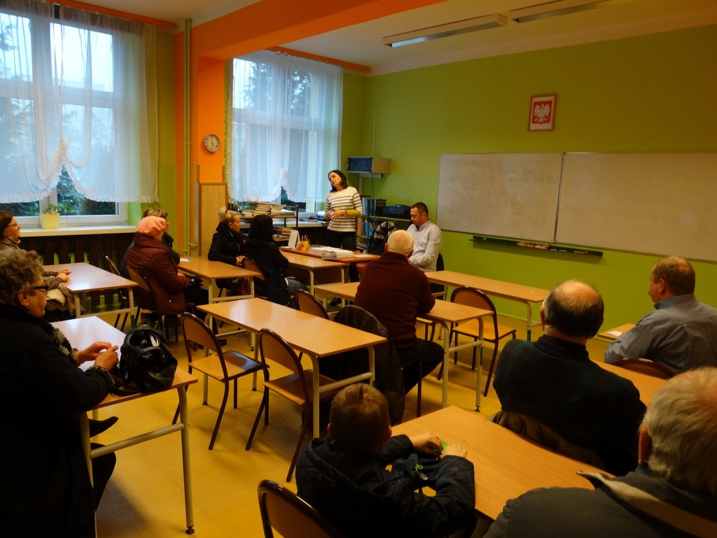 O psach, żarówkach, boisku, banku, chodniku i programie 500+