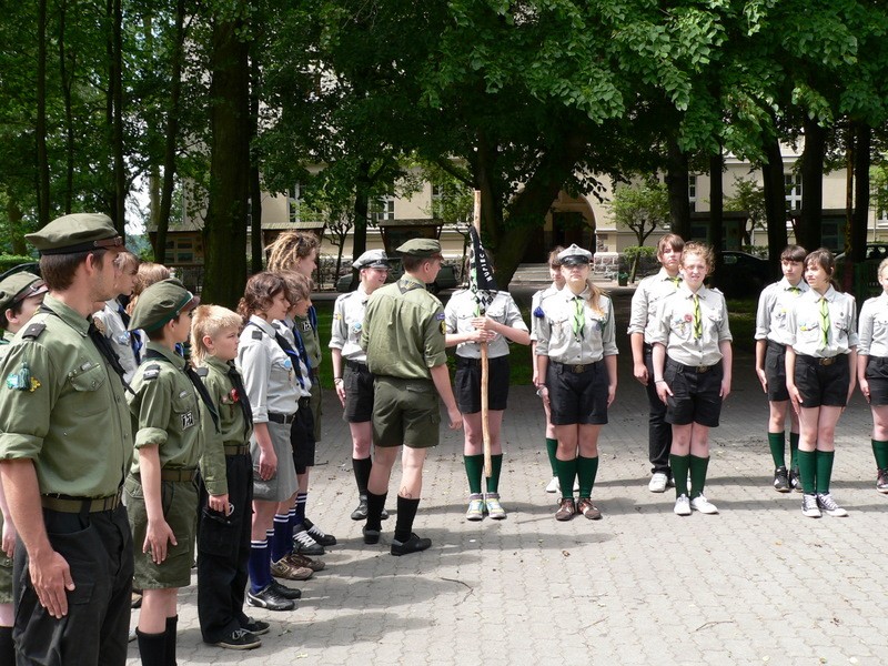 Zastępy harcerskie idą na wieś