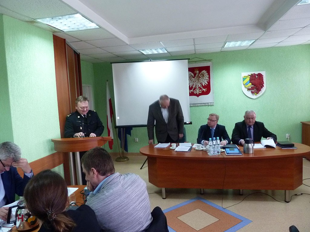 Gminna sesja. Wsi spokojna…