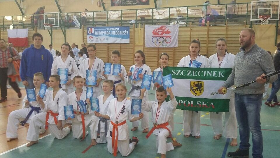 13 medali szczecineckich karateków