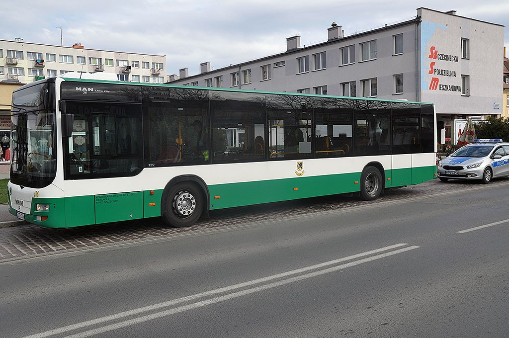 Autobus zahamował, pasażerka doznała obrażeń