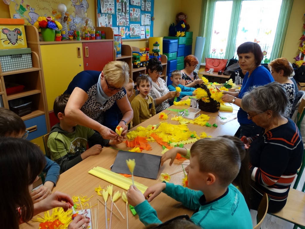 Seniorzy i dzieci przygotowywali się do Pól Nadziei