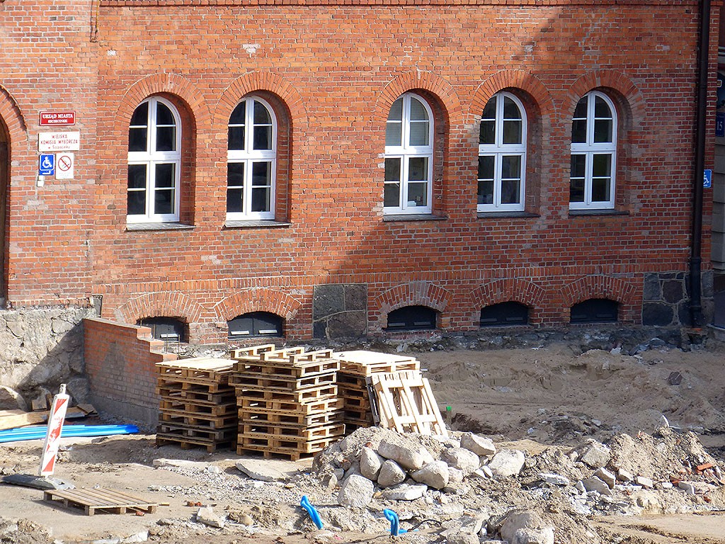 Wyciągał kable na budowie i rzucał kamieniami w ratusz