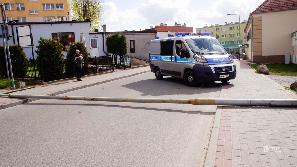 Latarnia wywróciła się na jezdnię