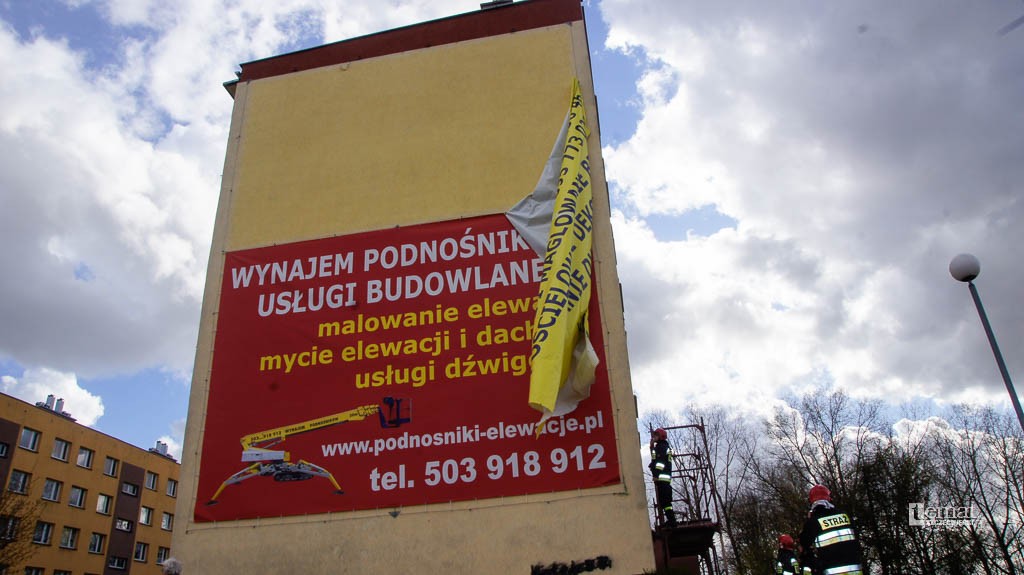 Strażacy ratowali wielki baner