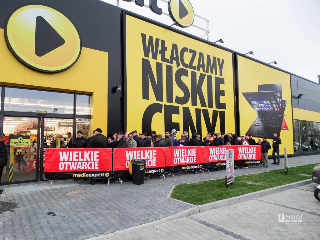 Pani Jadwiga przyszła po pralkę i przecięła wstęgę (wideo)