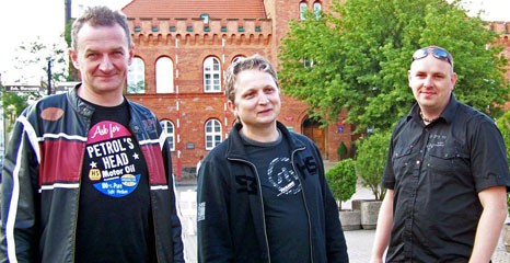 Manil:  Jesteśmy stąd
