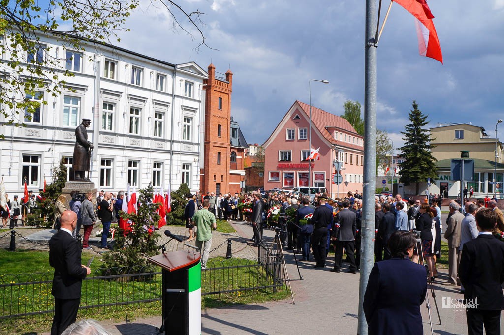 Brawa i gwizdy pod pomnikiem Piłsudskiego