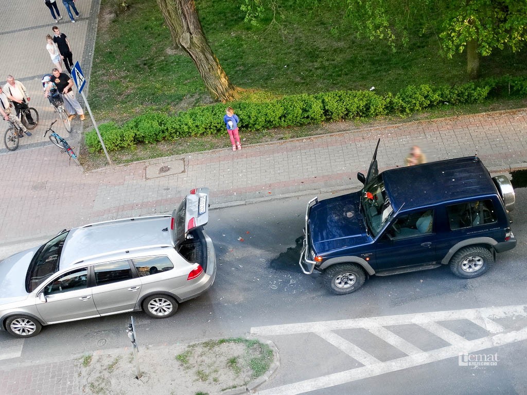 Stłuczka na Ordona. Po szalonym rajdzie spotkanie vw z terenówką