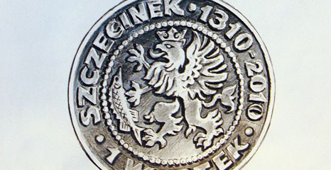 Gejzer na środku jeziora i okolicznościowe monety