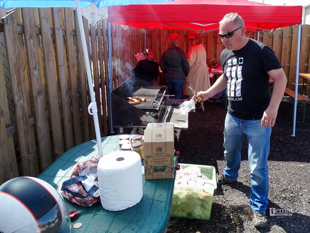 Piknik sąsiedzki w strugach deszczu