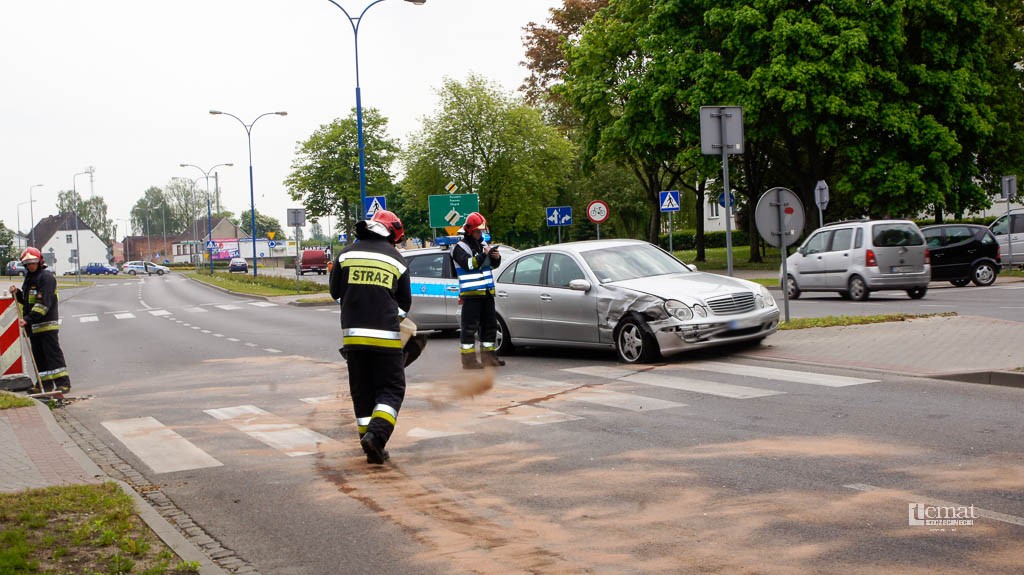Volkswagen wjechał w mercedesa