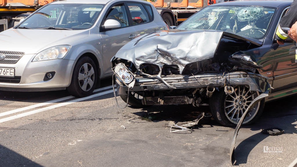  Czołówka na wiadukcie. Bmw z impetem wpadło na forda